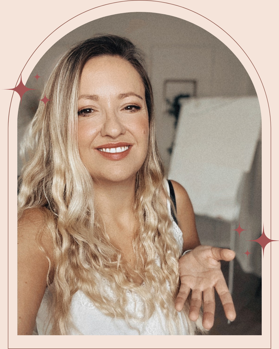 Marta Bielicka, terapeutka kobiet w rozstaniu (1) Marta Bielicka, certyfikowana terapeutka IFS w Gdyni portret w sali warsztatowej