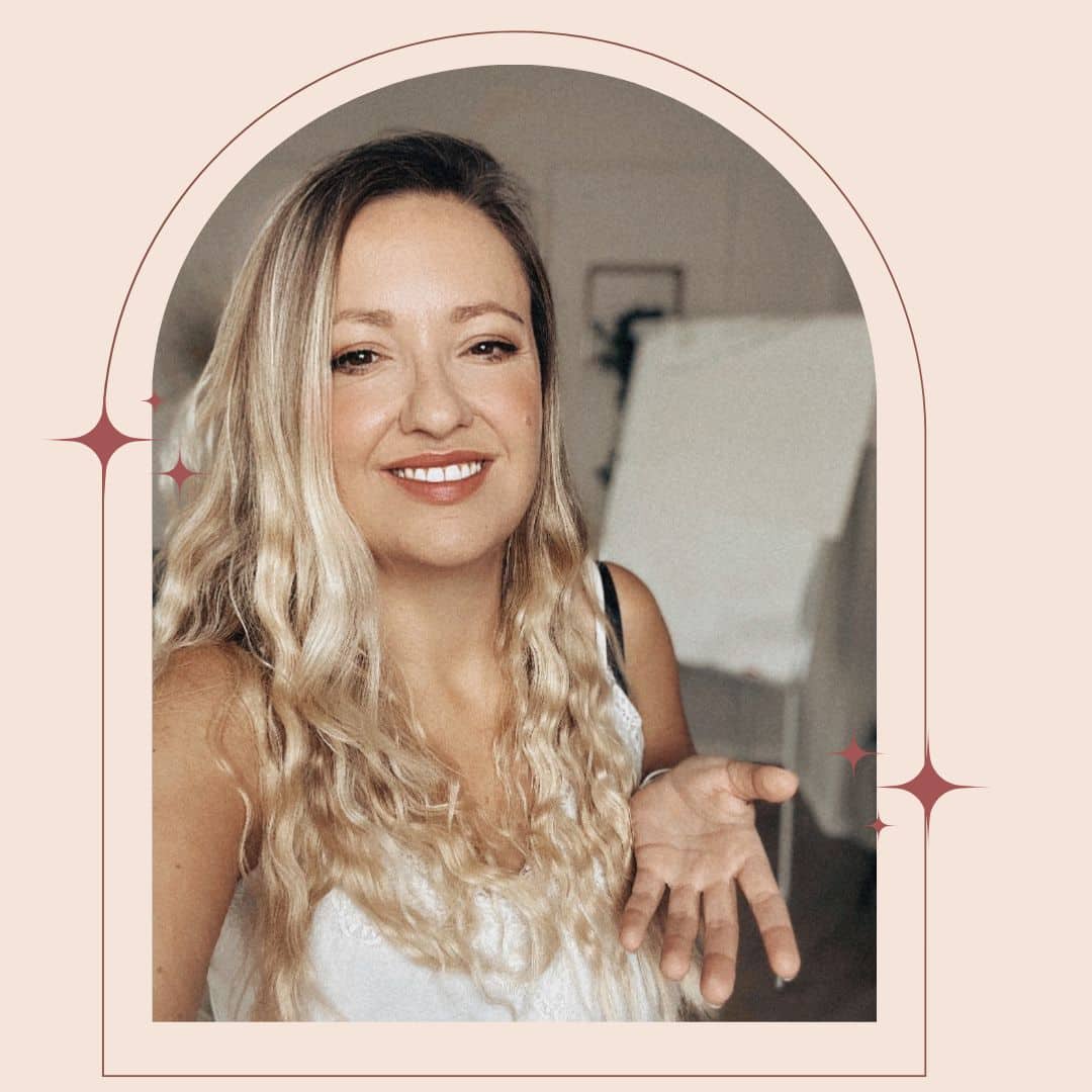 Marta Bielicka, certyfikowana terapeutka IFS w Gdyni portret w sali warsztatowej